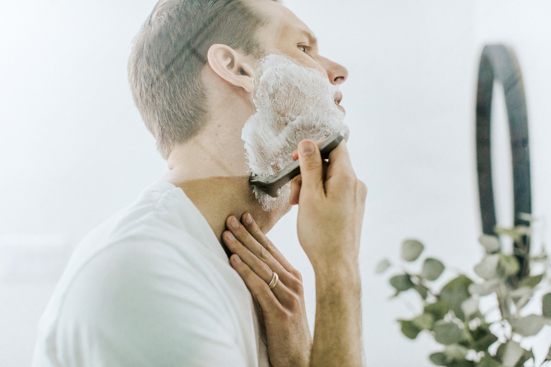 6 Awful Mistakes Men Make When Shaving!